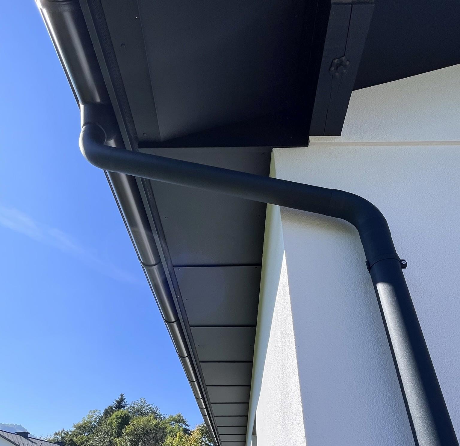 eine Dachrinne an einem Gebäude